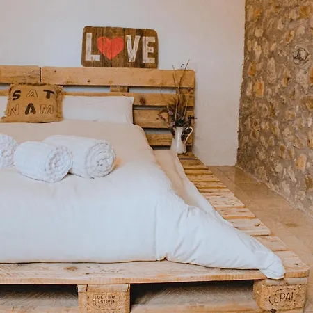 El Mas Benet Bed and Breakfast *